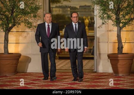 Il presidente francese Francois Hollande e il suo omologo kazako Nursultan Nazarbayev arrivarono per una cena di stato in onore di Nazarbayev al Palazzo Elysee di Parigi, Francia, il 5 ottobre 2015. Foto di Khanh Renaud/ABACAPRESS.COM Foto Stock