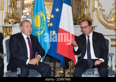 Il presidente francese Francois Hollande e il suo omologo kazako Nursultan Nazarbayev durante il loro incontro al Palazzo Elysee a Parigi, Francia, il 5 novembre 2015. Foto di David Niviere/Pool/ABACAPRESS/COM Foto Stock