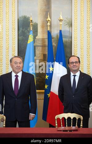 Il presidente francese Francois Hollande e il suo omologo kazako Nursultan Nazarbayev durante la firma di un accordo tra la Repubblica francese e la compagnia nazionale kazaka Astana Expo 2017, presso l'Elysee Palace di Parigi, Francia, il 5 novembre 2015. Foto di David Niviere/Pool/ABACAPRESS/COM Foto Stock