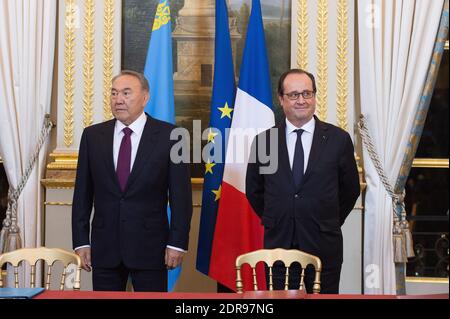 Il presidente francese Francois Hollande e il suo omologo kazako Nursultan Nazarbayev durante la firma di un accordo tra la Repubblica francese e la compagnia nazionale kazaka Astana Expo 2017, presso l'Elysee Palace di Parigi, Francia, il 5 novembre 2015. Foto di David Niviere/Pool/ABACAPRESS/COM Foto Stock