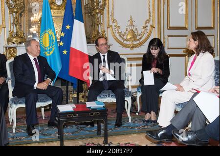 Il presidente francese Francois Hollande e il suo omologo kazako Nursultan Nazarbayev durante il loro incontro al Palazzo Elysee a Parigi, Francia, il 5 novembre 2015. Foto di David Niviere/Pool/ABACAPRESS/COM Foto Stock