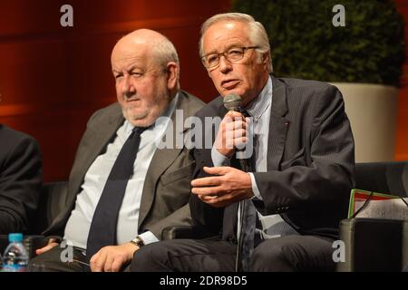 Presidente della Comunità Urbaniana di Nancy Andre Rossinot (L) e sindaco di Digione Francois Rebsamen durante il Congresso dell'Associazione dei Sindaci al Centre de Congres de la Cite Internationale di Lione, Francia, il 6 novembre 2015. Foto di Julien Reynaud/APS-Medias/ABACAPRESS.COM Foto Stock