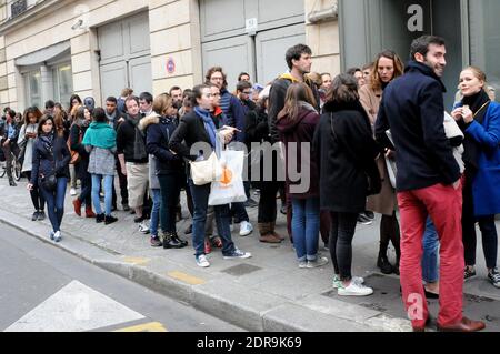 I donatori di sangue si accodano fuori da una banca del sangue dopo gli attacchi terroristici che hanno ucciso almeno 128 persone e ferito circa 300 altre, a Parigi, in Francia, il 14 novembre 2015. Foto di Alain Apaydin/ABACAPRESS.COM Foto Stock