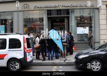 I donatori di sangue si accodano fuori da una banca del sangue dopo gli attacchi terroristici che hanno ucciso almeno 128 persone e ferito circa 300 altre, a Parigi, in Francia, il 14 novembre 2015. Foto di Alain Apaydin/ABACAPRESS.COM Foto Stock