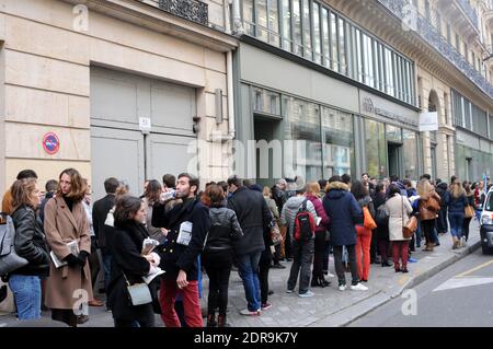 I donatori di sangue si accodano fuori da una banca del sangue dopo gli attacchi terroristici che hanno ucciso almeno 128 persone e ferito circa 300 altre, a Parigi, in Francia, il 14 novembre 2015. Foto di Alain Apaydin/ABACAPRESS.COM Foto Stock