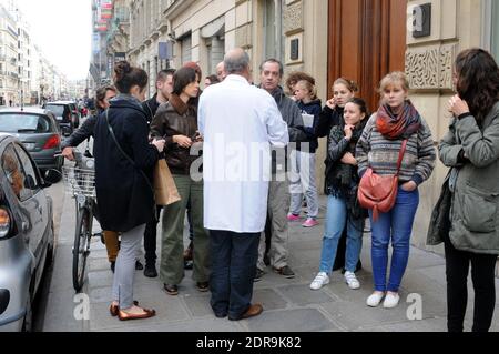 I donatori di sangue si accodano fuori da una banca del sangue dopo gli attacchi terroristici che hanno ucciso almeno 128 persone e ferito circa 300 altre, a Parigi, in Francia, il 14 novembre 2015. Foto di Alain Apaydin/ABACAPRESS.COM Foto Stock