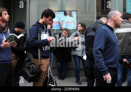 I donatori di sangue si accodano fuori da una banca del sangue dopo gli attacchi terroristici che hanno ucciso almeno 128 persone e ferito circa 300 altre, a Parigi, in Francia, il 14 novembre 2015. Foto di Alain Apaydin/ABACAPRESS.COM Foto Stock