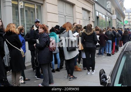 I donatori di sangue si accodano fuori da una banca del sangue dopo gli attacchi terroristici che hanno ucciso almeno 128 persone e ferito circa 300 altre, a Parigi, in Francia, il 14 novembre 2015. Foto di Alain Apaydin/ABACAPRESS.COM Foto Stock