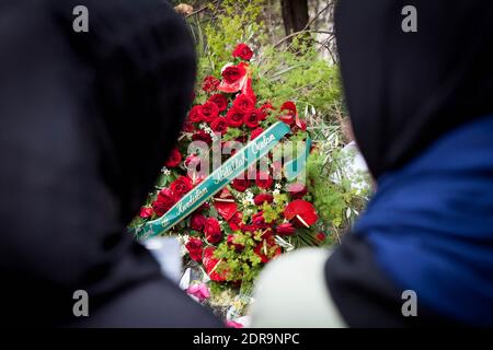 I cordoglio pagano i loro omaggi presso le Bataclan, nel 11 ° distretto di Parigi, Francia, il 16 novembre 2015. Come la Francia osserva tre giorni di lutto nazionale membri del pubblico continuano a rendere omaggio alle vittime degli attacchi mortali del venerdì. Almeno 132 persone sono state uccise e 352 altre sono rimaste ferite, 99 delle quali in condizioni critiche dopo gli attentati terroristici di Parigi del 13 novembre. Foto di Audrey Poree/ABACAPRESS.COM Foto Stock