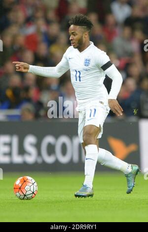 Inghilterra Raheem Sterling durante la amichevole partita di calcio internazionale, Inghilterra contro Francia al Wembley Stadium di Londra, Regno Unito il 17 novembre 2015. L'Inghilterra ha vinto 2-0. Foto di Henri Szwarc/ABACAPRESS.COM Foto Stock