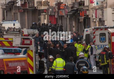 TUTTI I POLIZIOTTI DEVONO ESSERE OFFUSCATI PRIMA DI QUALSIASI PUBBLICAZIONE attività di polizia durante un raid su un appartamento nel sobborgo di Saint-Denis di Parigi, dove diversi uomini sospettati di attacchi mortali del venerdì sono circondati. Saint-Denis, Francia, mercoledì 18 novembre 2015. Foto di Christophe Geyres/ABACAPRESS.COM Foto Stock