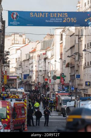 TUTTI I POLIZIOTTI DEVONO ESSERE OFFUSCATI PRIMA DI QUALSIASI PUBBLICAZIONE attività di polizia durante un raid su un appartamento nel sobborgo di Saint-Denis di Parigi, dove diversi uomini sospettati di attacchi mortali del venerdì sono circondati. Saint-Denis, Francia, mercoledì 18 novembre 2015. Foto di Christophe Geyres/ABACAPRESS.COM Foto Stock