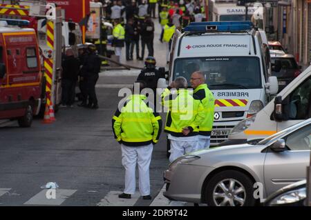 TUTTI I POLIZIOTTI DEVONO ESSERE OFFUSCATI PRIMA DI QUALSIASI PUBBLICAZIONE attività di polizia durante un raid su un appartamento nel sobborgo di Saint-Denis di Parigi, dove diversi uomini sospettati di attacchi mortali del venerdì sono circondati. Saint-Denis, Francia, mercoledì 18 novembre 2015. Foto di Christophe Geyres/ABACAPRESS.COM Foto Stock