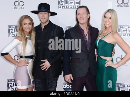 Brittney Marie Cole, gli artisti di registrazione Brian Kelley e Tyler Hubbard della Florida Georgia Line, e Hayley Stommel partecipano ai 2015 American Music Awards al Microsoft Theatre il 22 novembre 2015 a Los Angeles, California, USA. Foto di Lionel Hahn/ABACAPRESS.COM Foto Stock
