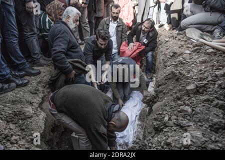 Durante la processione funeraria nel distretto di Gazi, Istanbul, Turchia, il 22 novembre 2015, il comandante delle forze unite di libertà Aziz Guler, un curdo turco, Che è stato ucciso due mesi fa dopo aver fatto un’estrazione mineraria nel nord della Siria, mentre combatteva insieme ai combattenti curdi siriani dell’unità di protezione del popolo (o YPG) contro i terroristi dell’ISIS. Il governatore di Urfa e il governatore distrettuale di Suruc avevano respinto l'applicazione della famiglia Guler il mese scorso in linea con una decisione del Consiglio dei Ministri che non consentiva il trasferimento in Turchia di corpi di combattenti caduti a Rojava. Foto Stock