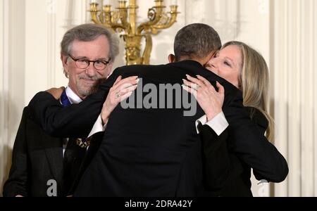 IL presidente DEGLI STATI UNITI Barack Obama abbraccia la cantante e attrice Barbra Streisand come regista Steven Spielberg guarda sopra durante la cerimonia presidenziale della medaglia di libertà nella stanza orientale della Casa Bianca a Washington, DC, USA il 24 novembre 2015. Foto di Olivier Douliery/ABACAPRESS.COM Foto Stock