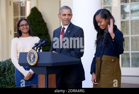 Il presidente Barack Obama parla mentre le figlie Sasha e Malia guardano durante la cerimonia annuale di ringraziamento alla Casa Bianca il 25 novembre 2016 a Washington, DC, USA. Il perdono presidenziale di un tacchino è stata una lunga tradizione di ringraziamento che risale all'amministrazione di Harry Truman. Foto di Olivier Douliery/ABACAPRESS.COM Foto Stock