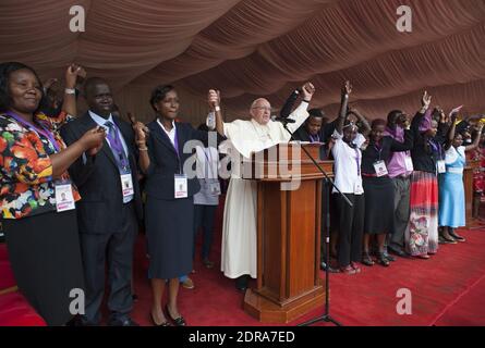 Papa Francesco ha incontrato i giovani allo stadio Kasarani di Nairobi, Kenya, il 27 novembre 2015, dove ha affrontato questioni come la corruzione e il tribalismo. Foto di ABACAPRESS.COM Foto Stock