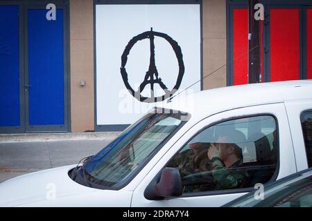 Una bandiera francese pende da un balcone a Parigi, in Francia, il 27 novembre 2015. Il presidente Hollande ha chiesto ai cittadini francesi di volare il Tricolor a casa loro per la cerimonia ufficiale di commemorazione di venerdì per le vittime dell'attentato di Parigi al monumento Invalides. Hollande ha detto che sarebbe stato un modo per le persone che non possono partecipare a rendere omaggio a coloro che hanno perso la vita nei peggiori attacchi in Francia negli ultimi tempi. Foto di Audrey Poree/ABACAPRESS.COM Foto Stock