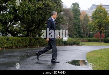 Il presidente Barack Obama attraversa il prato del sud prima di lasciare la Casa Bianca a bordo di Marine il 29 novembre 2015 a Washington, DC. Si prevede che circa 150 leader mondiali, tra cui il presidente Obama, scenderanno a Parigi per l'inizio del vertice sul cambiamento climatico delle Nazioni Unite, che inizia lunedì nella capitale francese.Foto di Olivier Douliery/Pool/ABACAPRESS.COM Foto Stock