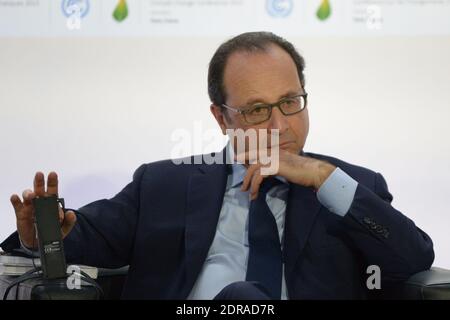 Il presidente francese Francois Hollande durante il lauch della Solar Power Alliance nell'ambito della Conferenza delle Nazioni Unite sul cambiamento climatico COP21 a le Bourget, vicino a Parigi, Francia, il 30 novembre 2015. Foto di Henri Szwarc/ABACAPRESS.COM Foto Stock