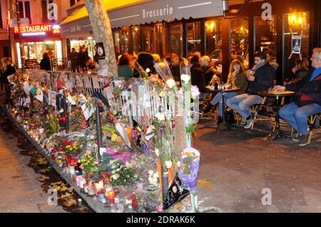 Il caffè la Bonne Biere riapre a Parigi, in Francia, venerdì 4 dicembre 2015, 3 settimane dopo gli attacchi terroristici. Il caffè dove cinque persone sono state uccise da una squadra di pistoleri estremisti islamici il 13 novembre. Foto di Alain Apaydin/ABACAPRESS.COM Foto Stock