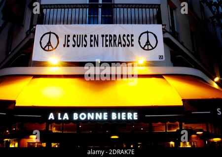 Il caffè la Bonne Biere riapre a Parigi, in Francia, venerdì 4 dicembre 2015, 3 settimane dopo gli attacchi terroristici. Il caffè dove cinque persone sono state uccise da una squadra di pistoleri estremisti islamici il 13 novembre. Foto di Alain Apaydin/ABACAPRESS.COM Foto Stock