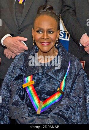 L'attrice e la star di Broadway Cicely Tyson, uno dei cinque destinatari del 38° Annual Kennedy Center Honors, fa parte di una foto di gruppo dopo una cena ospitata dal Segretario di Stato degli Stati Uniti John F. Kerry in loro onore al Dipartimento di Stato degli Stati Uniti a Washington, DC, USA, sabato 5 dicembre 2015. I 2015 honorees sono: Cantante-cantautrice Carole King, regista George Lucas, attrice e cantante Rita Moreno, direttore Seiji Ozawa, e attrice e star di Broadway Cicely Tyson. Foto di Ron Sachs/piscina/ABACAPRESS.COM Foto Stock