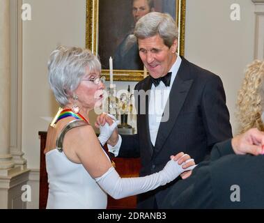 Il Segretario di Stato degli Stati Uniti John F. Kerry e la cantante Rita Moreno, uno dei cinque destinatari del 38° Annual Kennedy Center Honors, condividono una conversazione dopo una cena ospitata dal Segretario Kerry in loro onore al Dipartimento di Stato degli Stati Uniti a Washington, DC, USA, sabato, 5 dicembre 2015. I 2015 honorees sono: Cantante-cantautrice Carole King, regista George Lucas, attrice e cantante Rita Moreno, direttore Seiji Ozawa, e attrice e star di Broadway Cicely Tyson. Foto di Ron Sachs/piscina/ABACAPRESS.COM Foto Stock