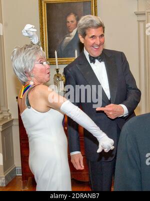 Il Segretario di Stato degli Stati Uniti John F. Kerry e la cantante Rita Moreno, uno dei cinque destinatari del 38° Annual Kennedy Center Honors, condividono una conversazione dopo una cena ospitata dal Segretario Kerry in loro onore al Dipartimento di Stato degli Stati Uniti a Washington, DC, USA, sabato, 5 dicembre 2015. I 2015 honorees sono: Cantante-cantautrice Carole King, regista George Lucas, attrice e cantante Rita Moreno, direttore Seiji Ozawa, e attrice e star di Broadway Cicely Tyson. Foto di Ron Sachs/piscina/ABACAPRESS.COM Foto Stock