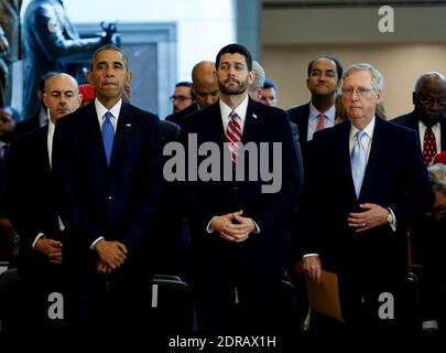 Il presidente DEGLI STATI UNITI Barack Obama (L) si trova accanto al presidente della Camera Paul Ryan (C) e al leader della maggioranza del Senato Mitch McConnell (R), dopo aver espresso le sue osservazioni in occasione di un evento commemorativo del 150° anniversario del 13° emendamento, che formalmente abolisce la schiavitù, a Capitol Hill, a Washington, DC, il 9 dicembre 2015. Membri sia della Camera che del Senato, inclusi i dirigenti del Congresso e il Congresso Black Caucus attend.Photo by Aude Guerrucci/pool/ABACAPRESS.COM Foto Stock