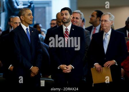 Il presidente DEGLI STATI UNITI Barack Obama (L) si trova accanto al presidente della Camera Paul Ryan (C) e al leader della maggioranza del Senato Mitch McConnell, dopo aver espresso le sue osservazioni in occasione di un evento commemorativo del 150° anniversario del 13° emendamento, che formalmente abolisce la schiavitù, a Capitol Hill, a Washington, DC, il 9 dicembre 2015. Membri sia della Camera che del Senato, inclusi i dirigenti del Congresso e il Congresso Black Caucus attend.Photo by Aude Guerrucci/pool/ABACAPRESS.COM Foto Stock