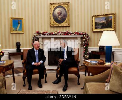 Il presidente AMERICANO Barack Obama ha un incontro bilaterale con il presidente israeliano Reuven Rivlin, presso l'Ufficio ovale della Casa Bianca, a Washington, DC, il 9 dicembre 2015. (Piscina/Aude Guerrucci) Foto Stock