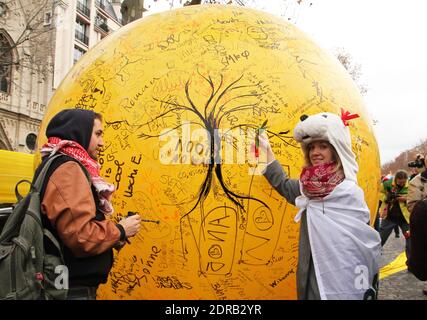 Il 12 dicembre 2015, gli attivisti hanno in scena una manifestazione nei pressi dell'Arco di Trionfo, presso il viale Avenue de la Grande Armee di Parigi, in Francia. Una proposta di accordo a 195 nazioni per contenere le emissioni di gas che intrappolano il calore e minacciano di rovinare il sistema climatico terrestre sarà presentata alla conferenza delle Nazioni Unite sul cambiamento climatico COP21 a le Bourget, alla periferia di Parigi. Foto di Somer/ABACAPRESS.COM Foto Stock