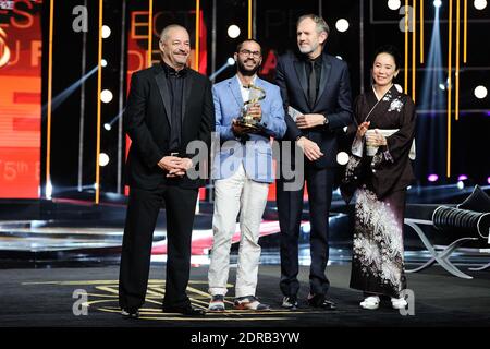 Il regista brasiliano Gabriel Mascaro ha vinto il premio "Neon Bull" con i membri della giuria Jean-Pierre Jeunet, Anton Corbijn e Naomi Kawase durante la cerimonia di chiusura del 15° Festival Internazionale del Cinema di Marrakech, in Marocco, il 12 dicembre 2015. Foto di Aurore Marechal/ABACAPRESS.COM Foto Stock