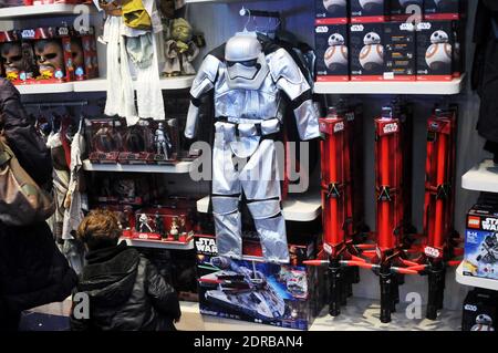 Il merchandising di Star Wars è esposto al Disney Store sugli Champs Elysees a Parigi, in Francia, il 16 dicembre 2015, prima della prima dell'ultimo film della serie Star Wars: The Force Awakens. Foto di Alain Apaydin/ABACAPRESS.COM Foto Stock