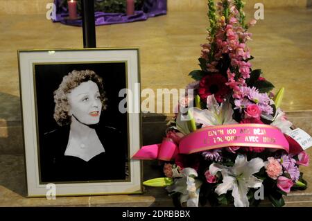 Persone che partecipano a una messa e a un concerto per commemorare 100 anni la nascita della cantante francese Edith Piaf alla chiesa di Saint Jean-Baptiste de Belleville a Parigi, Francia, il 19 dicembre 2015. Edith Piaf nato il 1915 dicembre. Foto di Alain Apaydin/ABACAPRESS.COM Foto Stock