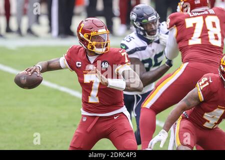 Landover, Maryland, Stati Uniti. 20 dicembre 2020. Washington Football Team Quarterback Dwayne Haskins (7) si prepara a passare durante il gioco NFL tra la partita di stagione regolare NFL tra i Seattle Seahawks e la Washington Football Team giocata al FedEx Field di Landover, Maryland. Fotografo: Cory Royster. Credit: csm/Alamy Live News Foto Stock