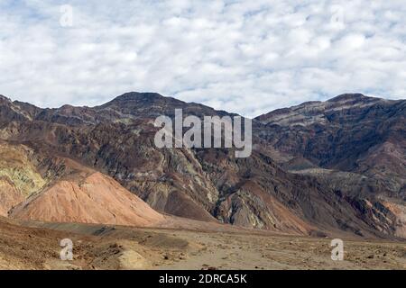 Montagne ai margini della palette degli artisti nel Death Valley National Park, California, USA Foto Stock