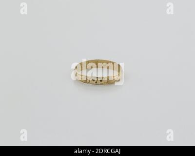 Produttore: Jeffrey Lang, americano, 1707–1758, onorando: Edward Kitchen, americano, 1733–1736, anello di lutto per Edward Kitchen, oro, 1/8 × 3/4 pollici (0.3 × 1.9 cm), Made in Salem, Massachusetts, American, 18 ° secolo, Gioielli Foto Stock