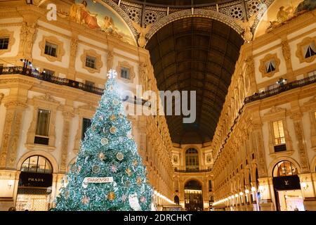 Milano - 15 dicembre 2020: Albero di Natale digitale Swarovski 2020 al centro della Galleria Vittorio Emanuele II di fronte alla boutique Swarovski Foto Stock