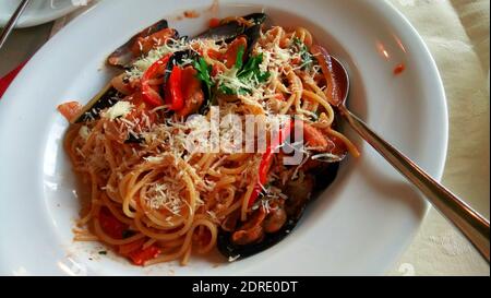 Pasta con gamberi di mare e cozze su un piatto bianco Foto Stock