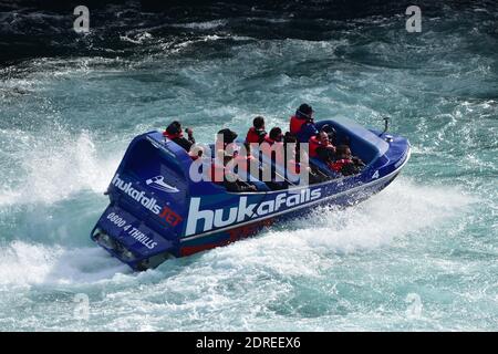 Motoscafo turistico delle Cascate Huka che cavalcano velocemente attraverso le acque grezze del Fiume Waikato. Foto Stock