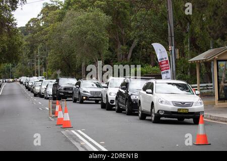 Le automobili aspettano in linea per il covid 19 guida attraverso la clinica di prova in Avalon Beach, una clinica del covid del pop up dopo l'epidemia in Avalon, Sydney, Australia Foto Stock