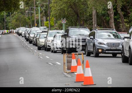 Le automobili aspettano in linea per il covid 19 guida attraverso la clinica di prova in Avalon Beach, una clinica del covid del pop up dopo l'epidemia in Avalon, Sydney, Australia Foto Stock