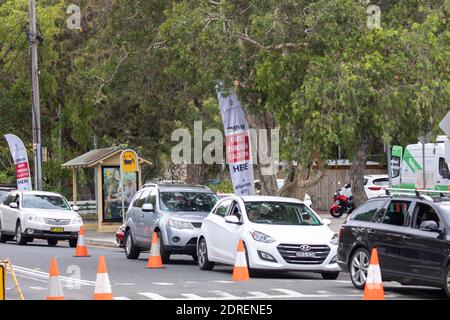 Le automobili aspettano in linea per il covid 19 guida attraverso la clinica di prova in Avalon Beach, una clinica del covid del pop up dopo l'epidemia in Avalon, Sydney, Australia Foto Stock