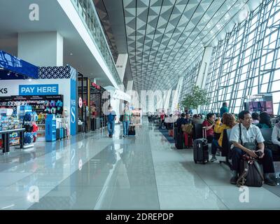 Lounge partenze nazionali al Terminal 3, Aeroporto Internazionale Soekarno-Hatta a Giacarta, Indonesia. Foto Stock