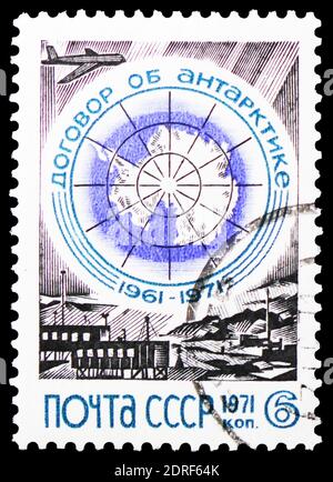 MOSCA, RUSSIA - 4 GENNAIO 2019: Un francobollo stampato in URSS (Russia) dedicato al decimo anniversario del Trattato Antartico, serie, circa 1971 Foto Stock