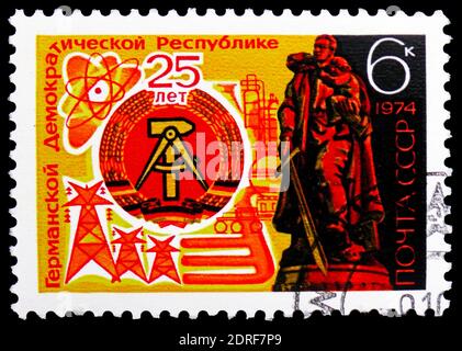 MOSCA, RUSSIA - 4 GENNAIO 2019: Un francobollo stampato in URSS (Russia) dedicato al 25° anniversario della Repubblica Democratica tedesca, Anniversaries serie, cir Foto Stock