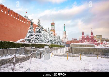 Vista sulla piazza rossa e sul cremlino a Mosca durante il giorno invernale della neve, in Russia Foto Stock